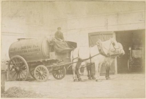 Horse-drawn cart with alcohol tank of the firm Delizy & Doistau Fils (Rectification d'Alcools) in Pantin