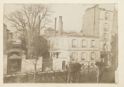 View of houses and (presumably) the factory grounds of the distillery Delizy & Doistau in Pantin, with the entrance to the wine merchant G. Pichon on the left