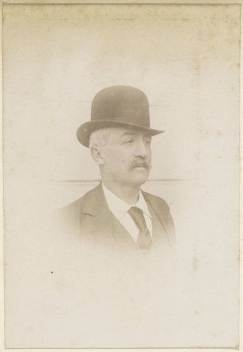 Portrait of a French man with a round hat