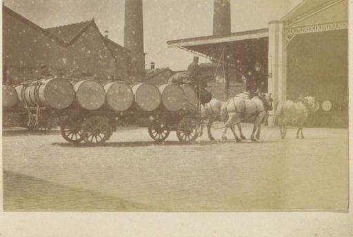Distillery Delizy & Doistau Fils in Pantin with horse-drawn carts, shed and barrels