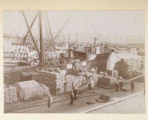Loading and unloading work at the ship Ataka, probably in the harbour of Marseille