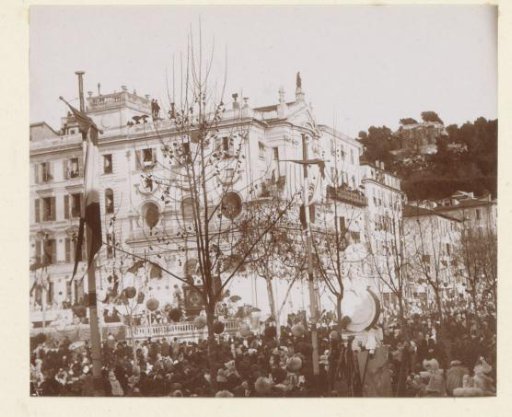 Crowd in front of a building, probably during a holiday on the coast of Southern France