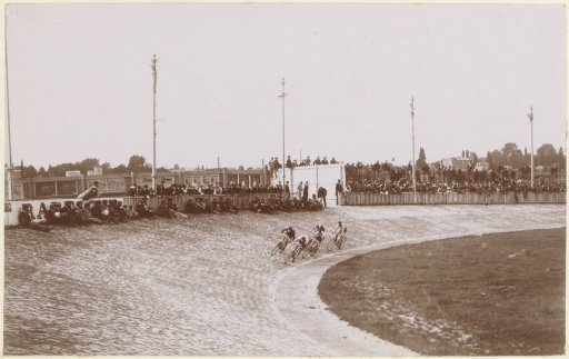 Cyclists at the Vélodrome de la Seine in Levallois-Perret