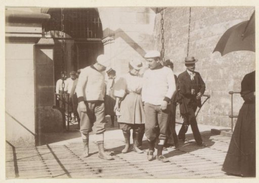 People at the entrance of a castle, possibly the Château de Pierrefonds