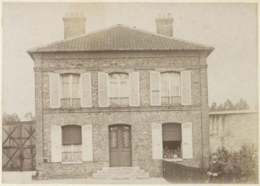 Exterior of a dwelling house belonging to the distillery Delizy & Doistau Fils in Pantin