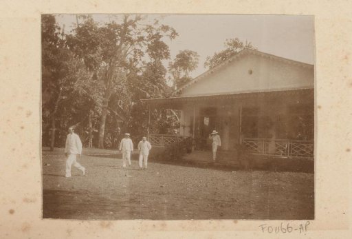 Dutchmen in front of a house