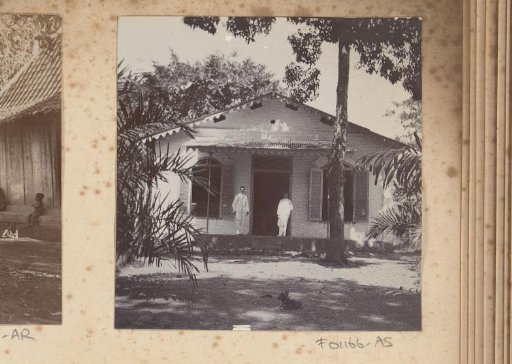 Dutch men before a house