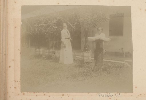 Dutch East Indies, Dutch and Indonesian women by a house