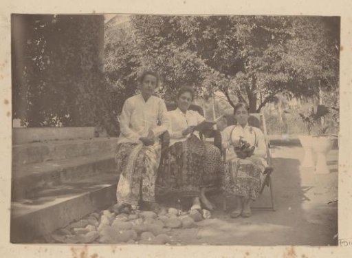 Group portrait of Dutch women in Indonesian clothing