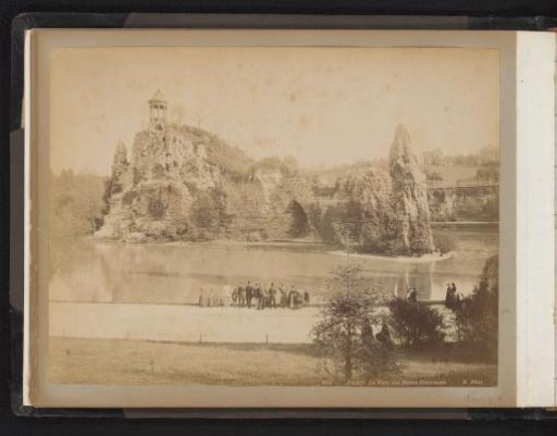 Spectators at the Parc des Buttes-Chaumont in Paris