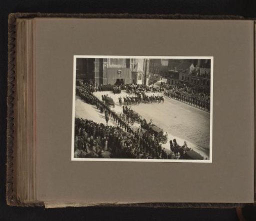 Carriages, riders and people on the Market in Delft for the funeral of Queen Mother Emma