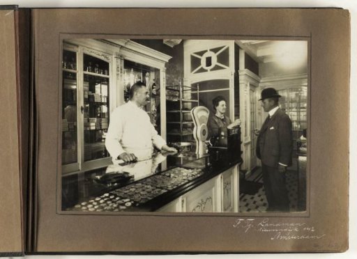Interior of the Confectionery of F.Tj. Landman, Nieuwendijk 142, Amsterdam