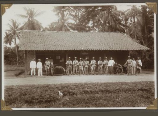 Group portrait of the sub-detachment 'Gedong Tataän' of the police in Lampong