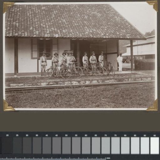Group portrait of the sub-detachment 'Pandjang' of the police in Lampong