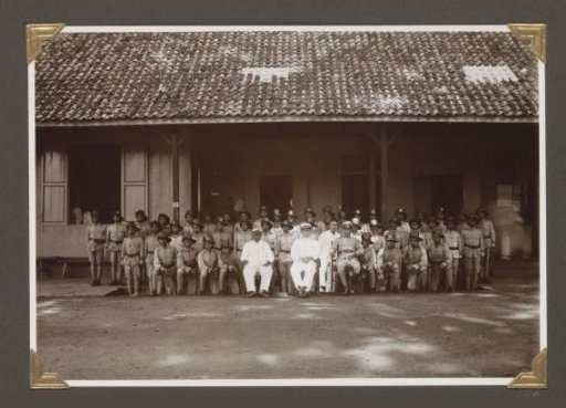 Group portrait of the police of Telokbetong and Tandjongkarang (South Sumatra)