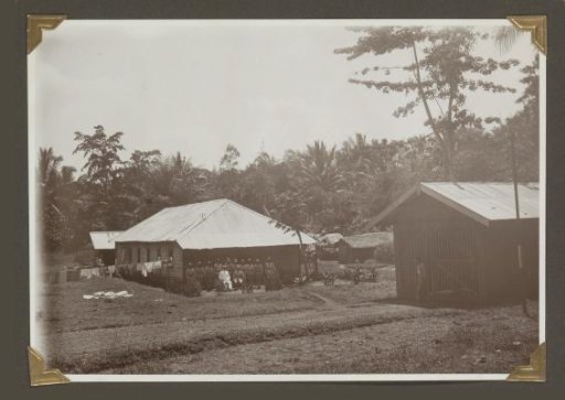 Group portrait of members of the city police in front of their barracks in Tandjongkarang (South Sumatra)