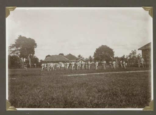 Officers of the field police in Lampong during klewang and carbine fencing