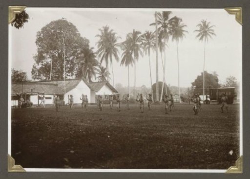 Agents of the field police in Lampong during klewang and carbine fencing