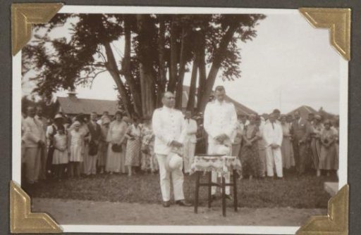 Unveiling of the 'Junius bench' in Tandjongkarang, Resident F.J. Junius at the front left