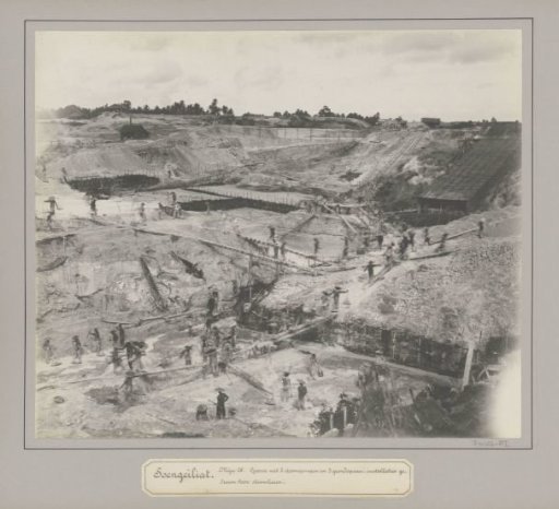 View of a tin mine in Soengeiliat with pumps, excavation installations and miners