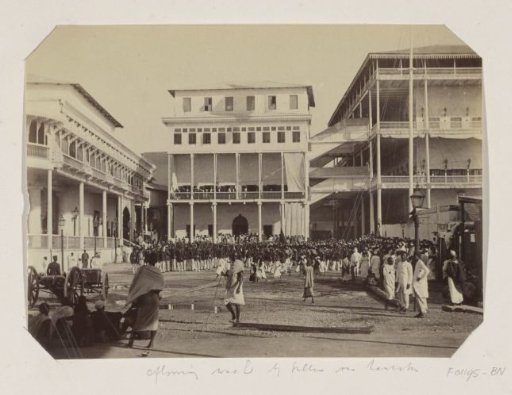 People and soldiers at the palace of the Sultan of Zanzibar