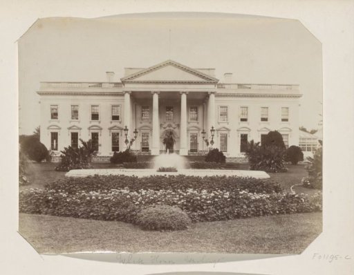 Front facade and front garden of the White House in Washington D.C.