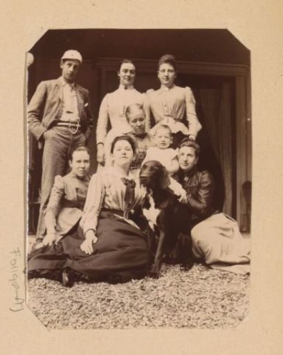 Group portrait with a dog, Lucia Wilhelmina Piek-Jolles in the middle, Cato Piek top left next to Louise Maria Piek-Fellinger