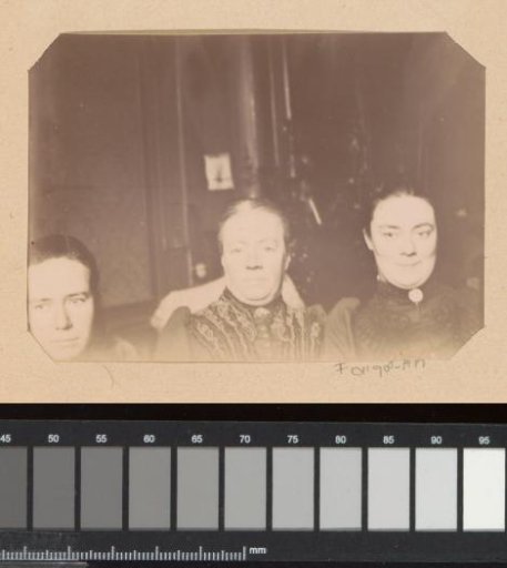 Three women in a domestic interior, Gesiena, Lucia and Cato Piek