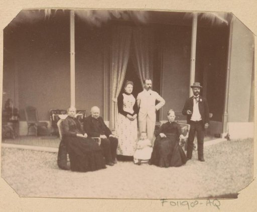 Group portrait in front of a house, Stephan Piek with his wife Louise Maria Piek-Fellinger in the middle