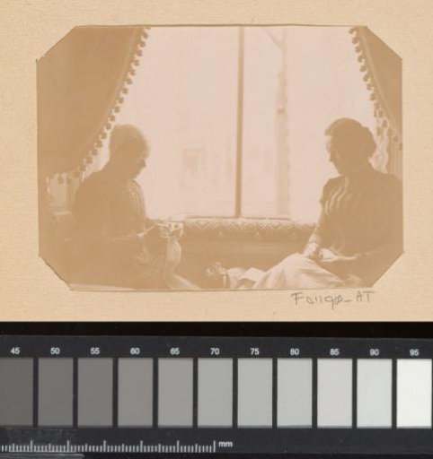 Two women in front of a window in the canal house at Herengracht 258, Amsterdam, Lucia Wilhelmina Piek-Jolles on the left, Cato Piek on the right