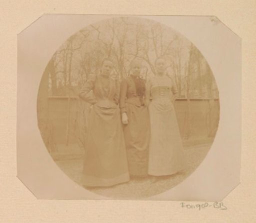 Gesiena and Cato Piek with their mother, Lucia Wilhelmina Piek-Jolles