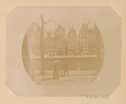 View from Herengracht 258, Amsterdam, on the sidewalk Lucia Wilhelmina Piek-Jolles with Stephan Piek and one of his children