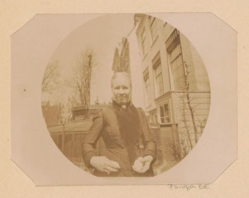 Portrait of Lucia Wilhelmina Piek-Jolles in the back garden of Herengracht 258, Amsterdam