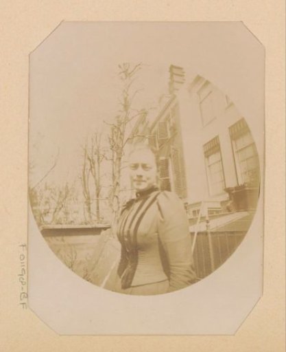 Portrait of Cato Piek in the back garden of Herengracht 258, Amsterdam