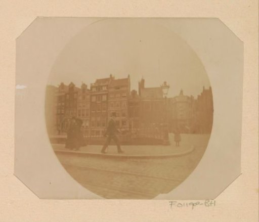 Passers-by on the Rokin near the Langebrugsteeg, on the right in the distance the instrument factory Opticus by A.J. Schokking