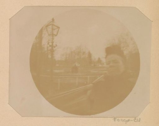 Portrait of Lucia Wilhelmina Piek-Jolles from a carriage