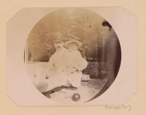 Portrait of Stephan Piek with one of his children during a picnic