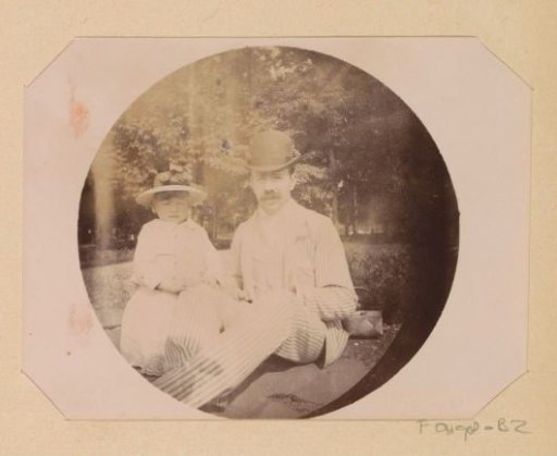 Portrait of Stephan Piek with one of his children during a picnic