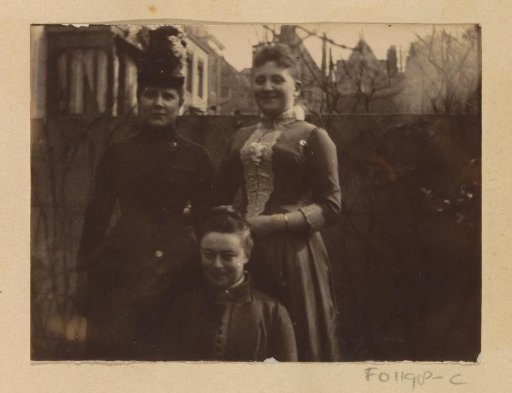 Group portrait of Gesiena Piek, Louise Maria Fellinger and an unknown woman