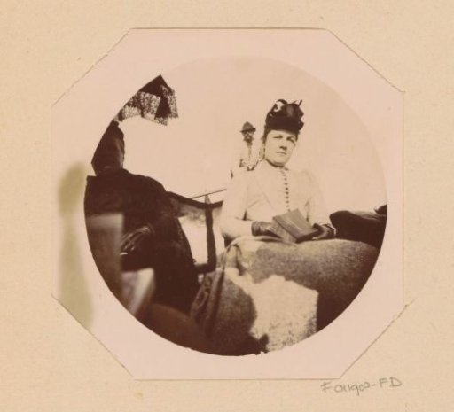 Lucia Wilhelmina Piek-Jolles next to an unknown woman with a book in a gondola in Venice, with the gondolier at the back