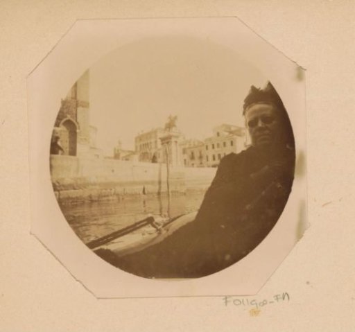 Portrait of Lucia Wilhelmina Piek-Jolles in a gondola in Venice