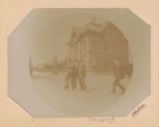 Three boys from the Public Trade School posing in front of the slaughterhouse on the Cruquiusweg in Amsterdam