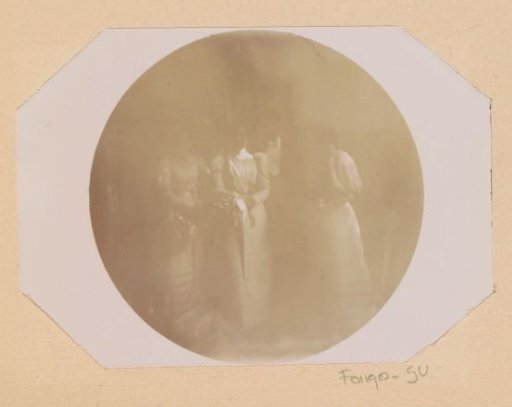 Cato Piek-Asser and Hendrik Lodewijk Asser between two bridesmaids during their wedding, on the left stands Gesiena Piek