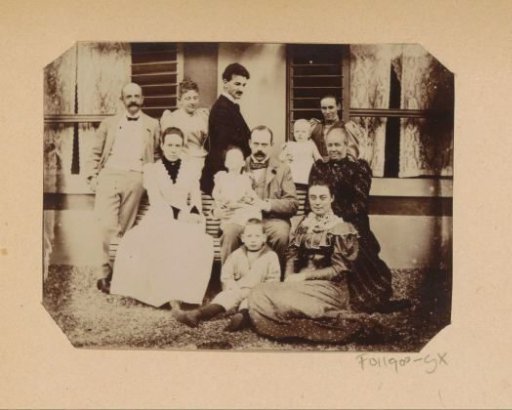 Group portrait of the Piek family, l. to r. Carel Overhof, Gesiena Piek, Louise Maria Fellinger, Hendrik Asser, Stephan Piek with unknown child, Carl Alexander Piek, Lucia Ottilia Piek, Cato Piek, Johanna Piek and Lucia Piek-Jolles