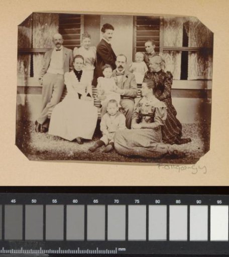 Group portrait of the Piek family, l. to r. Carel Overhof, Gesiena Piek, Louise Maria Fellinger, Hendrik Asser, Stephan Piek with unknown child, Carl Alexander Piek, Lucia Ottilia Piek, Cato Piek, Johanna Piek and Lucia Piek-Jolles