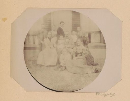 Group portrait of the Piek family, l. to r. Willem Frederik Piek Jr., Gesiena Piek, Louise Maria Fellinger, Hendrik Asser, Stephan Piek with unknown child, Carl Alexander Piek, Lucia Ottilia Piek, Johanna Piek, Cato Piek and Lucia Piek-Jolles