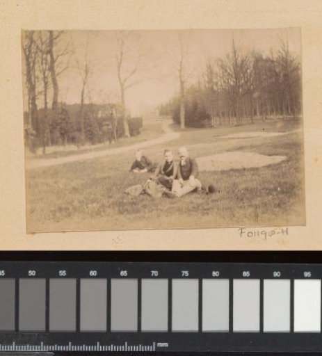 Johanna Margaretha Piek, Carel Overhoff and an unknown person in a grassy field, possibly near Arnhem