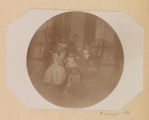 Group portrait of the Piek family, l. to r. Willem Frederik Piek Jr., Gesiena Piek, Louise Maria Fellinger, Hendrik Asser, Stephan Piek with unknown child, Carl Alexander Piek, Lucia Ottilia Piek, Johanna Piek, Cato Piek and Lucia Piek-Jolles