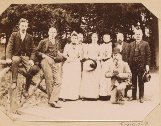 Group portrait of the Piek family, with Willem Frederik Piek Sr. presumably kneeling with a Kodak No. 1 camera in the foreground