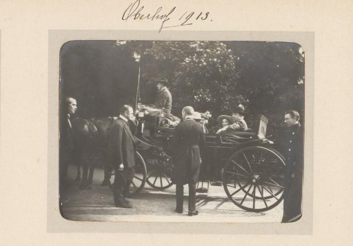 Company with a carriage at Oberhof